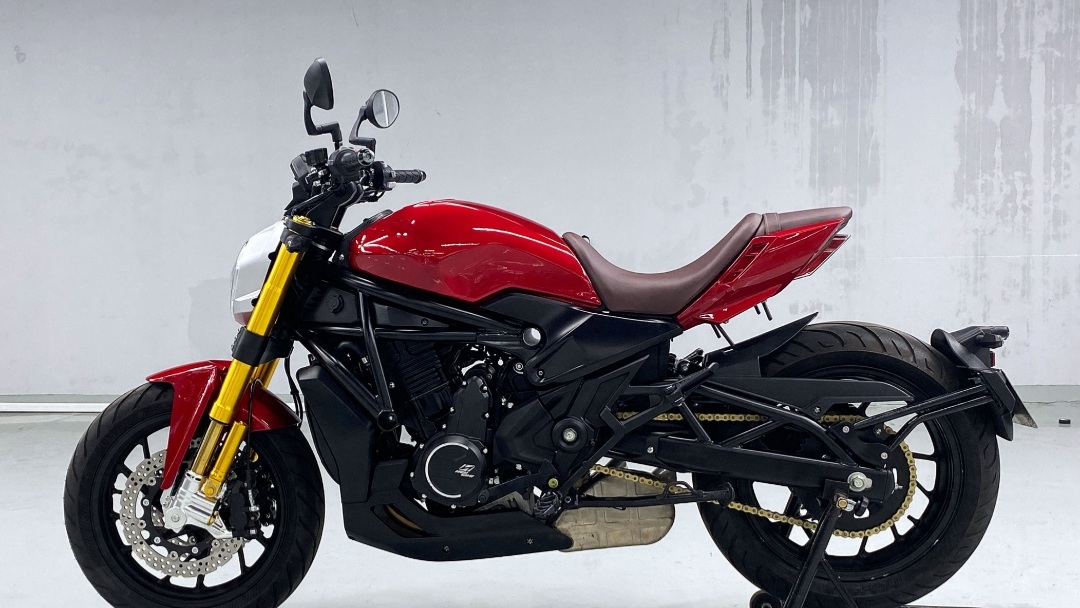 来自国产的爵士捷dx650,机械感十足,号称"大魔鬼"