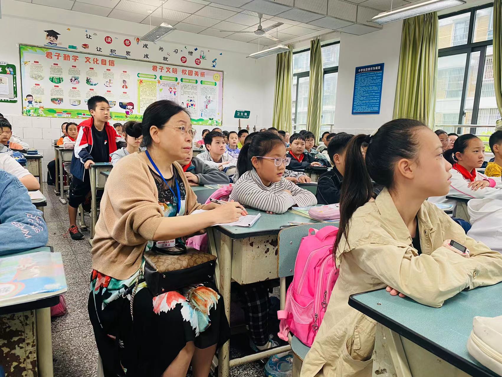 游仙城区督学责任区一行八位督学,在组长邓春明的带领下深入富乐小学