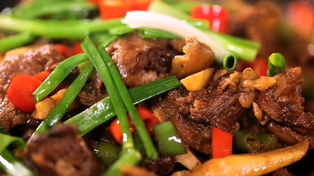 大厨分享:干锅手撕鸡的做法,麻辣干香,回味无穷