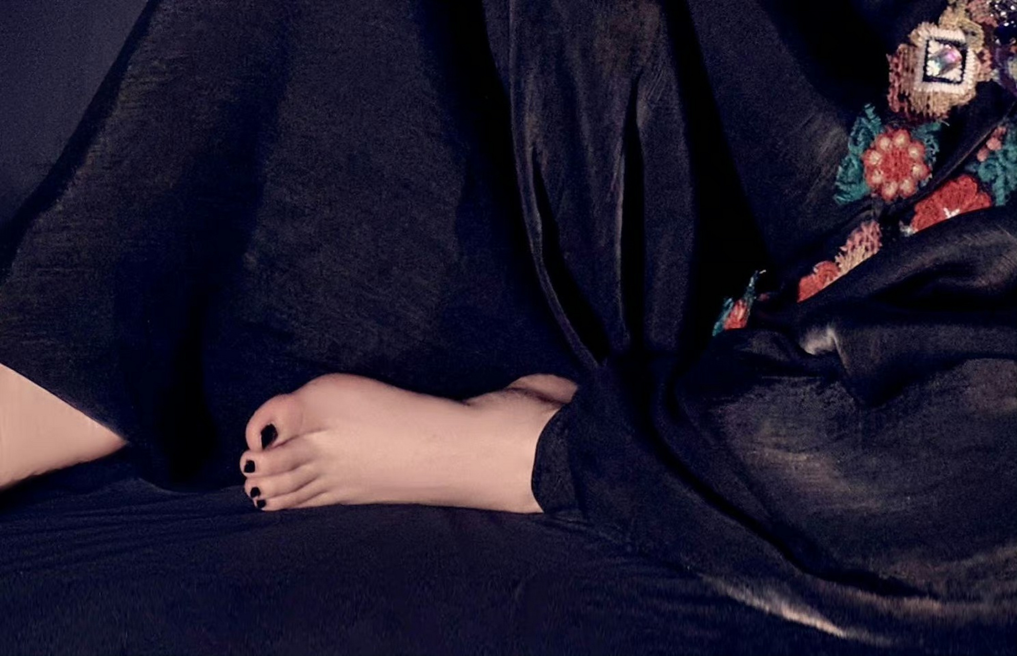 孟美岐时尚摆拍照,美美的脚丫子搭配性感的一字带凉鞋气质满满.