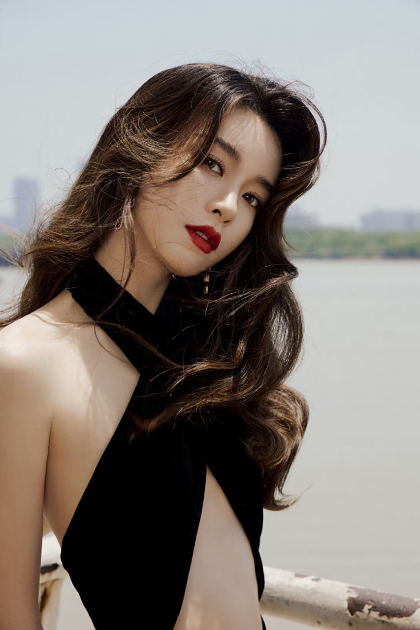 文咏珊# 一袭黑色挂脖露背礼裙,微风吹拂着大波浪发丝,蛊惑人心的
