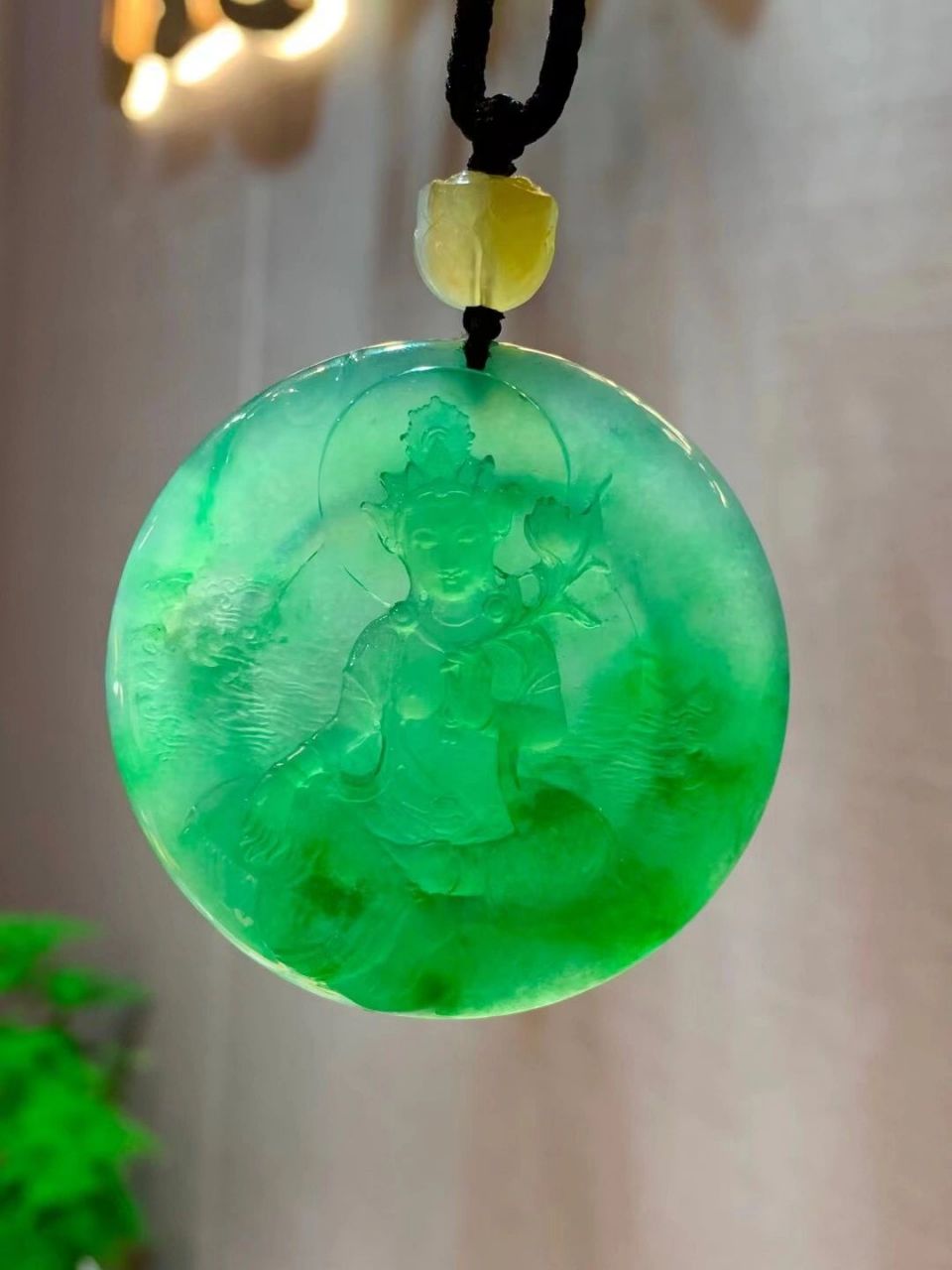 值得收藏的圆牌翡翠观音|||祈福迎接财神阳绿翡翠观音吊坠,老种老胶