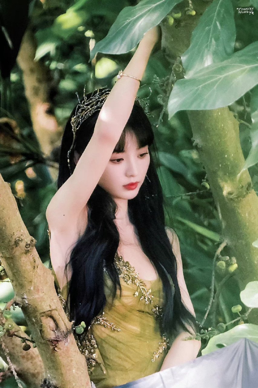 田曦薇森林精灵# 薇薇的这组照片真的太有氛围感了,又美又仙气十足的