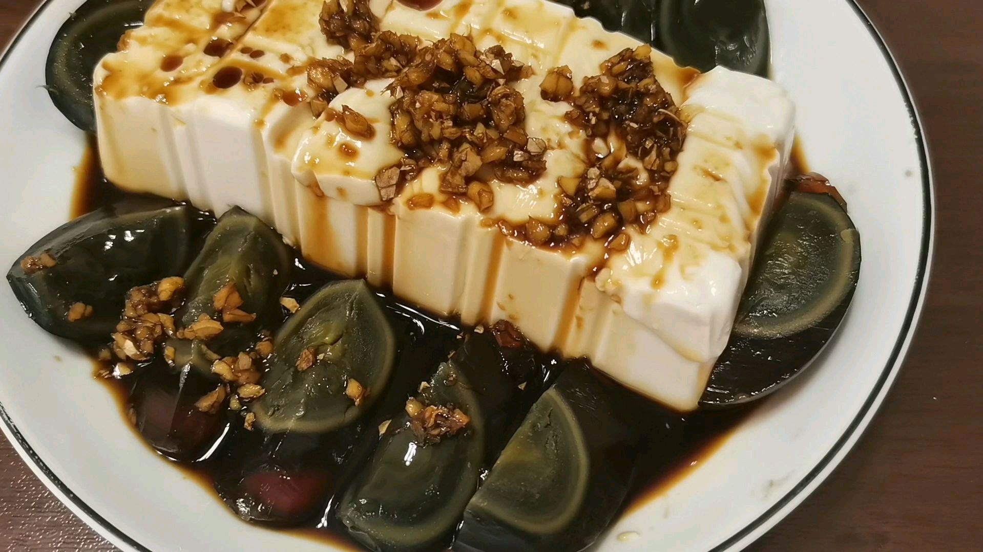 姜汁皮蛋豆腐,凉爽可口,是夏天的最好选择