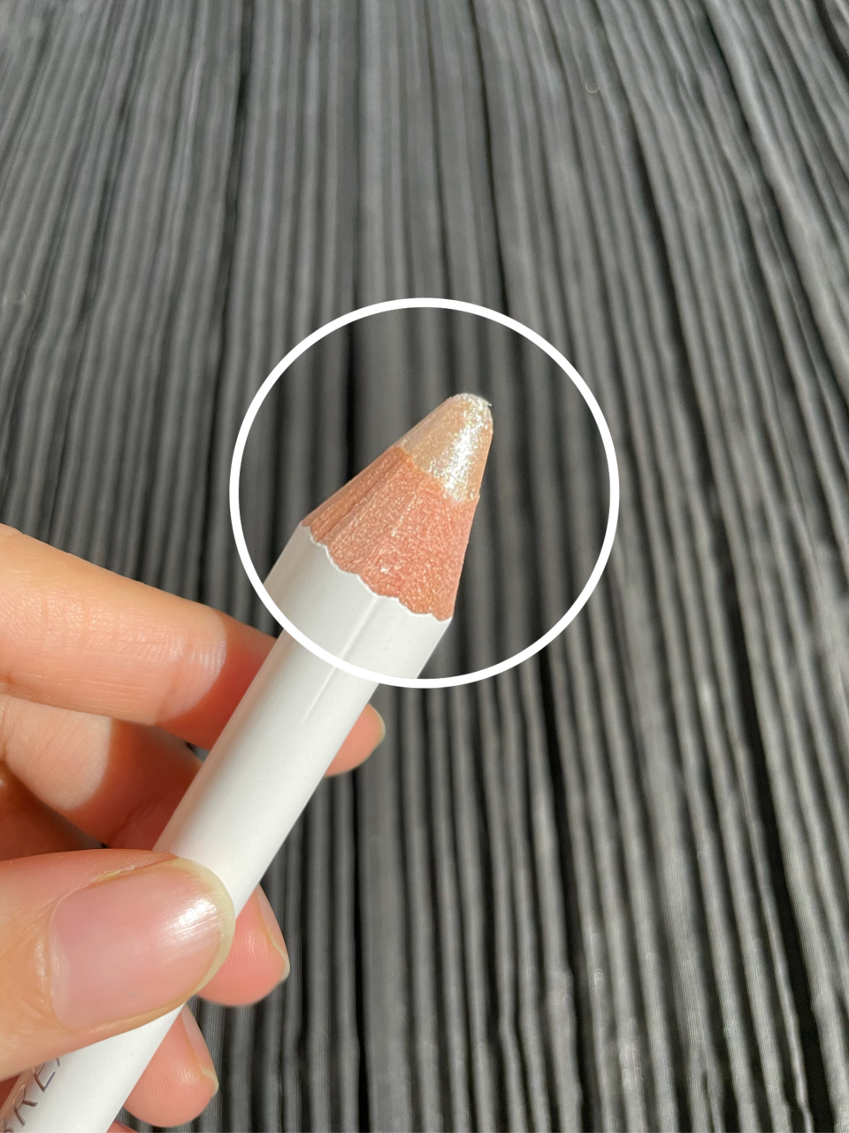 这个芭贝拉卧蚕笔 04 真的一下子戳中我❤️ 有点碎钻金闪的赶脚