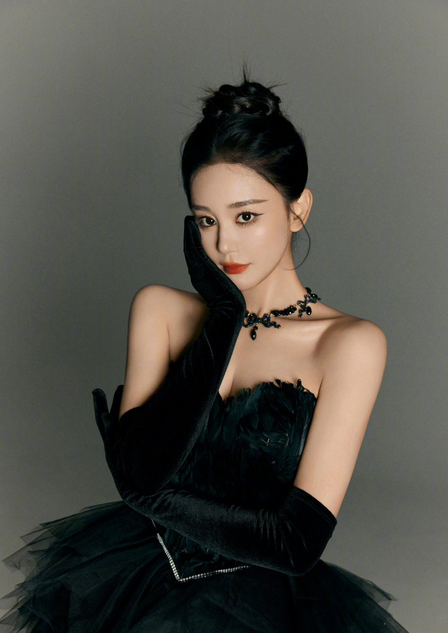 海陆不仅比以前美了许多,身材也是越来越好了,身穿抹胸纱裙,精致洋气