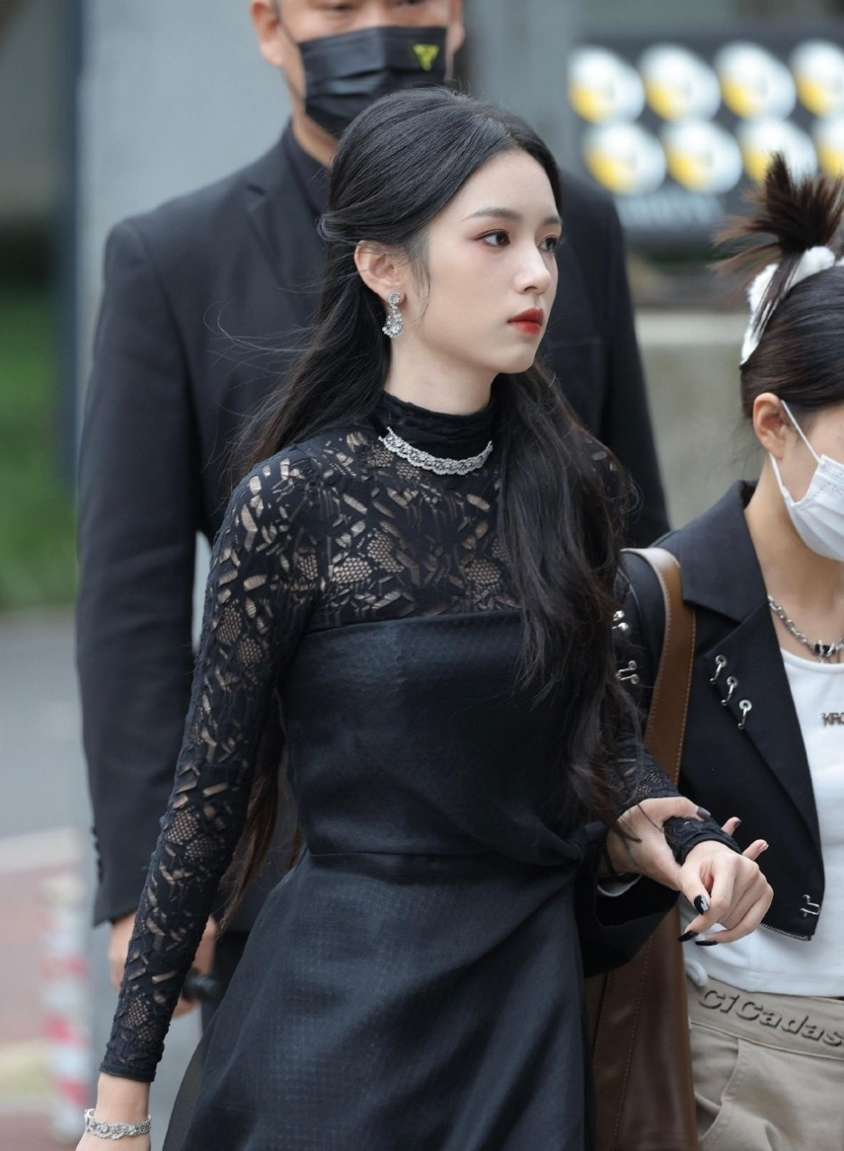 周也穿黑色蕾丝长裙生图曝光 高贵冷艳御姐风十足 67[吃鲸][吃鲸]