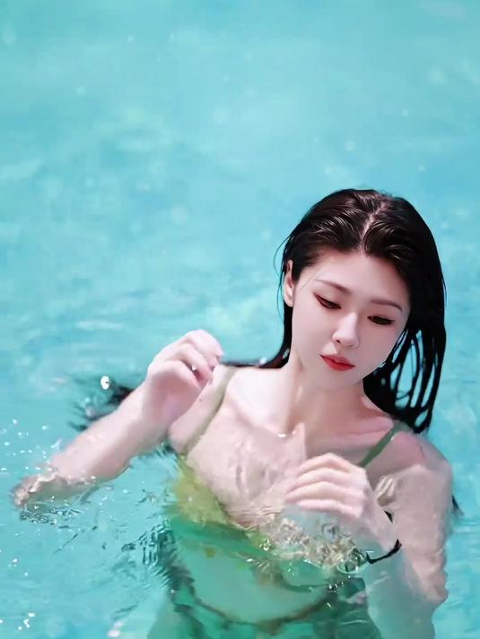 泳池泳装诱惑 时尚泳装美女秀 泳装俏皮女孩