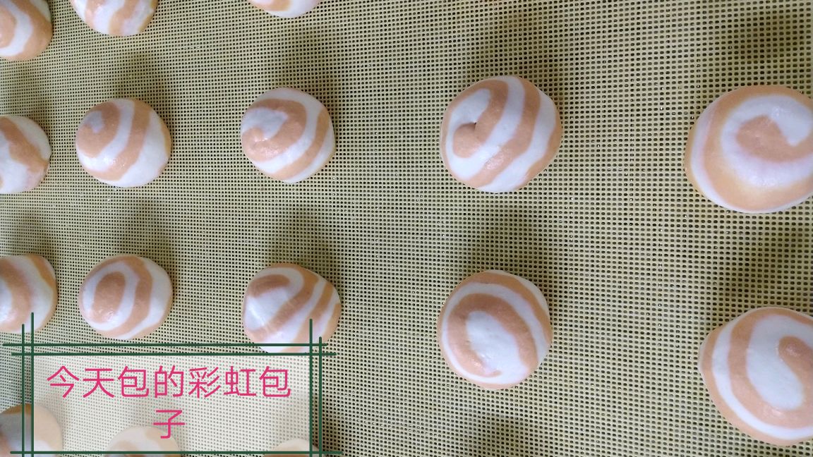 今天师傅教我们做彩虹包子,做起来比较复杂,但特别漂亮