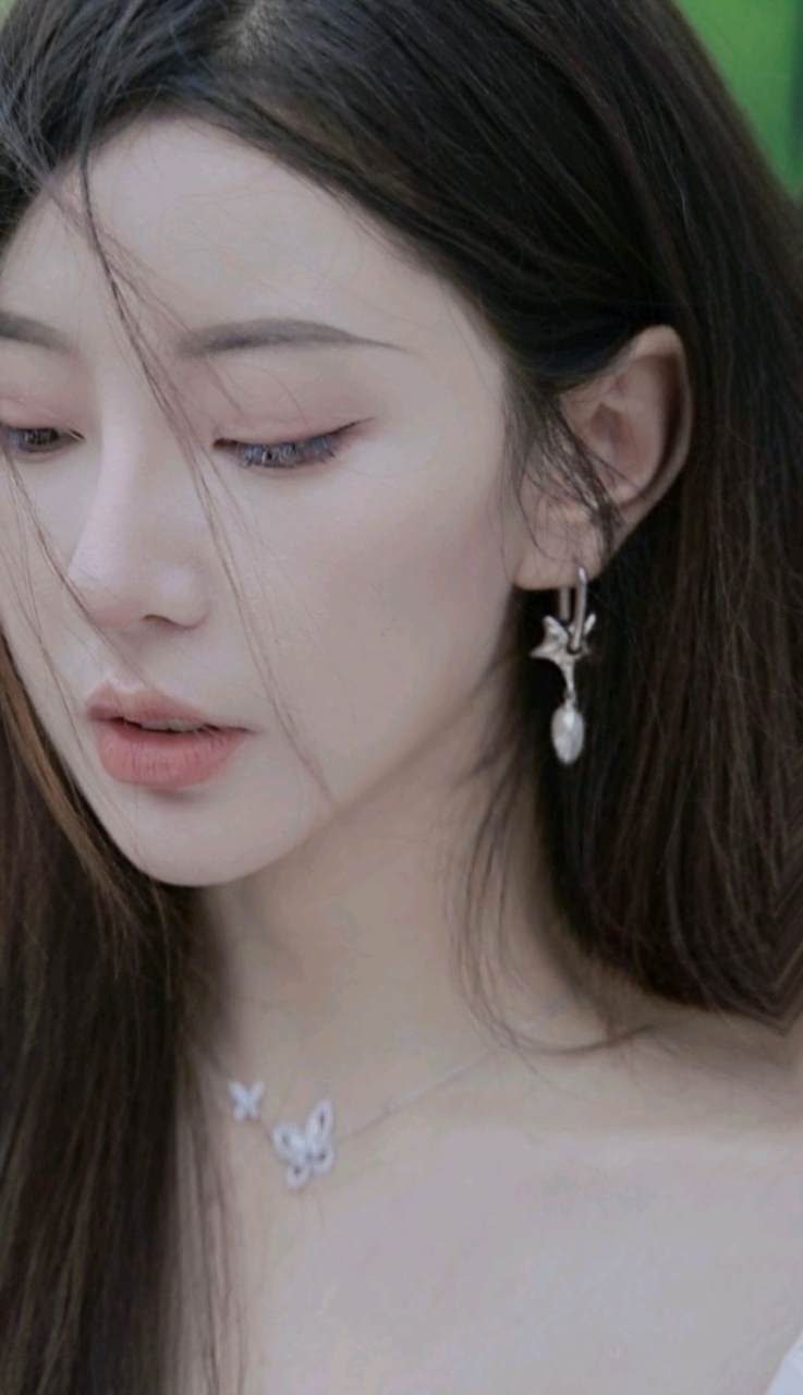 白衣胜雪的清新美女～王若曦