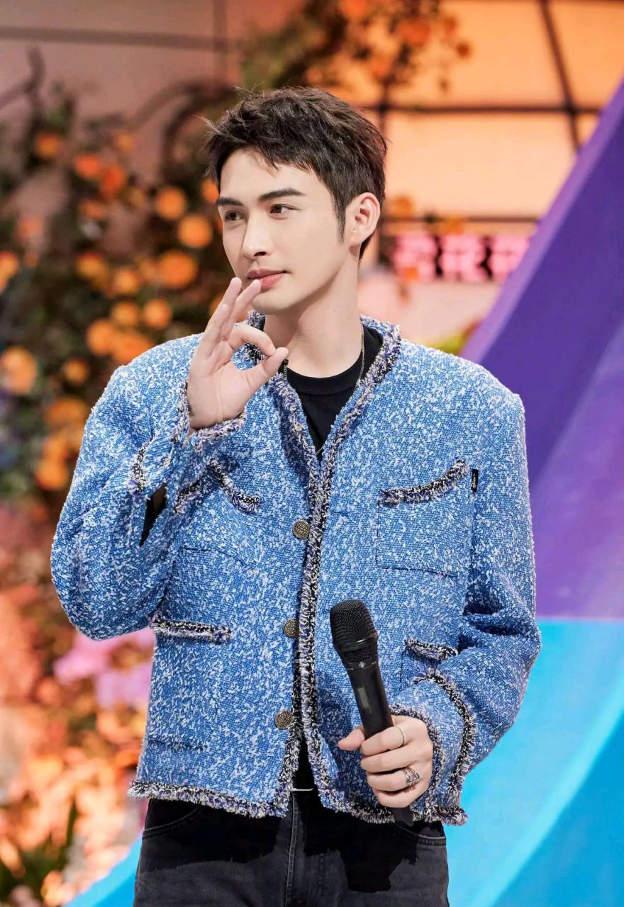 张彬彬,出生于江苏无锡,从小喜欢唱歌和表演  在他父母的鼓励下,他