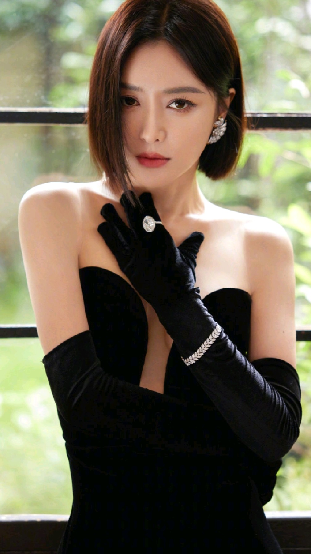 秦岚白玉兰红毯造型怎么样?