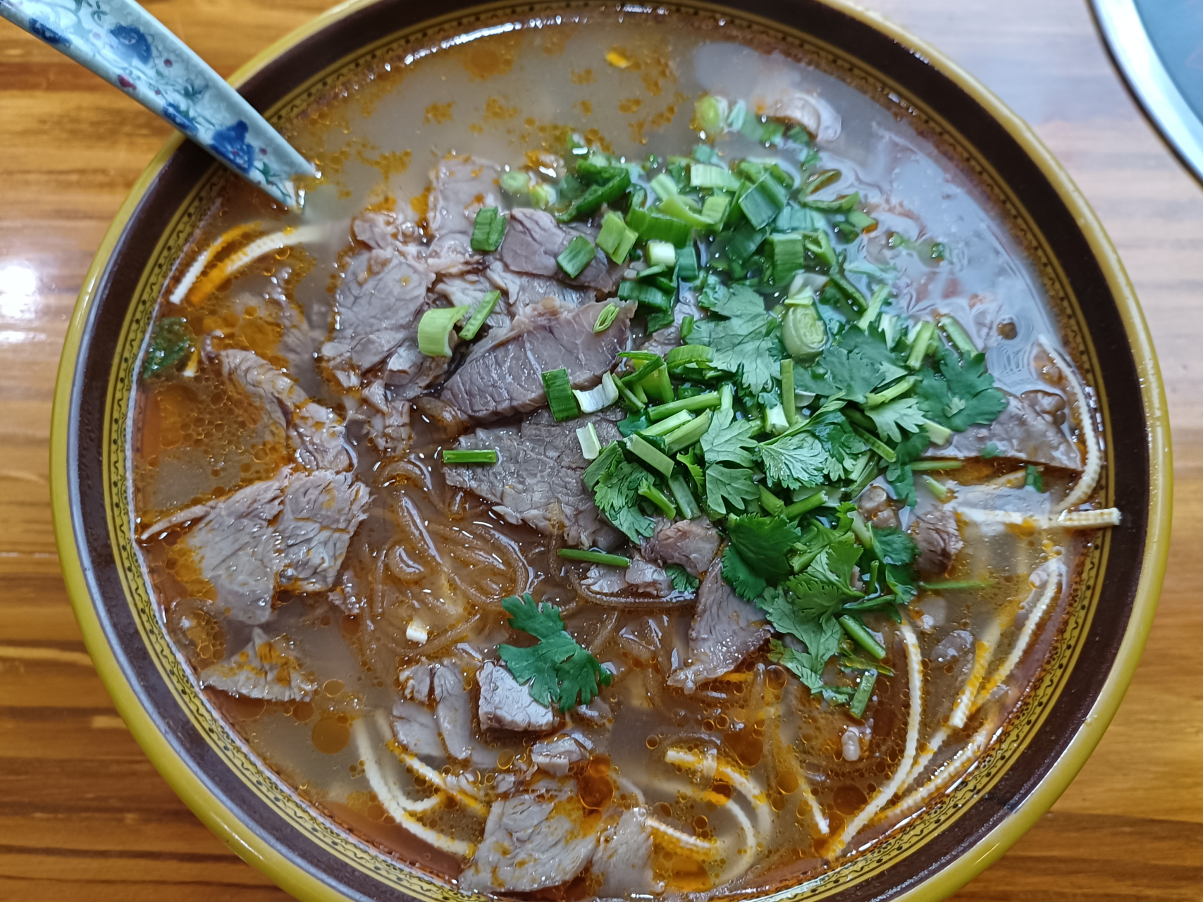 这么大碗牛肉的粉丝汤,该多少钱呢?