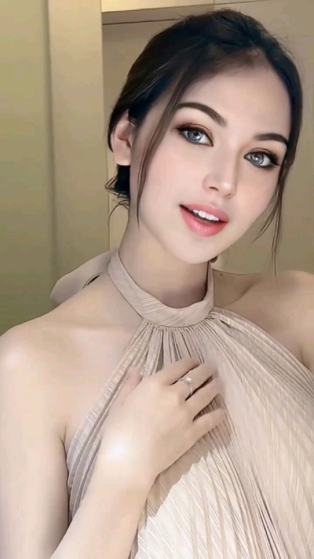 混血儿小姐姐美得就是一幅画