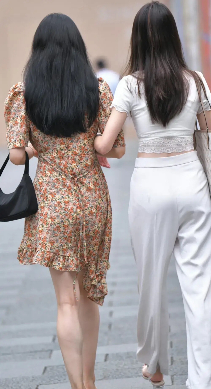 街拍:白色直筒裤,简约又气质!