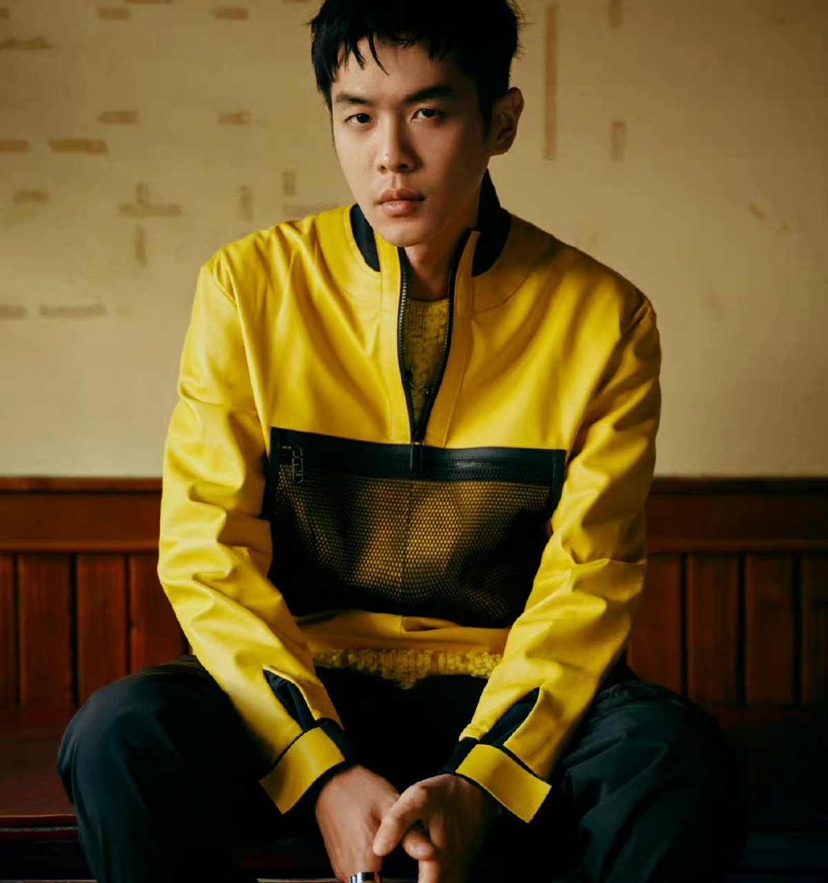 张若昀11月刊的封面穿搭造型,无论是咖啡棕的皮衣,还是灰褐色的针织衫