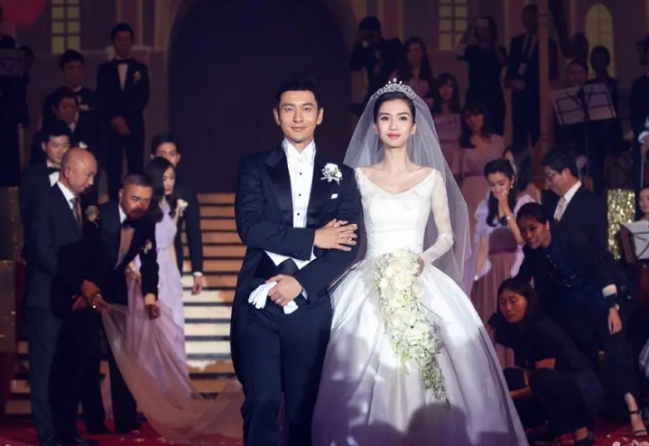 离婚后胆肥了?ab节目与金靖首提黄晓明,表情露真相,男方疑同居