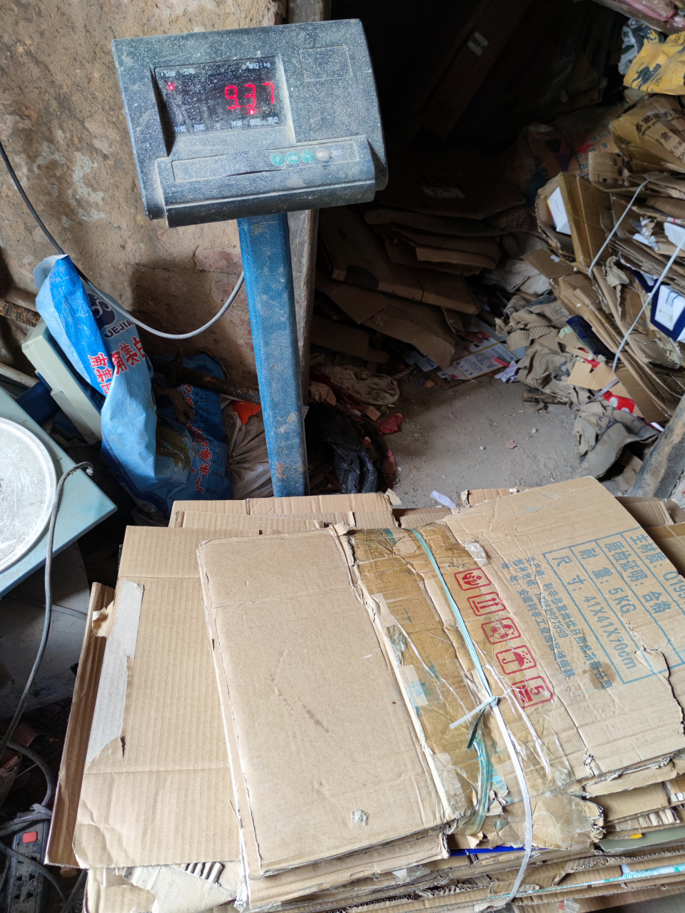 我大儿子在路上看到纸皮都想着要捡回去带给奶奶.