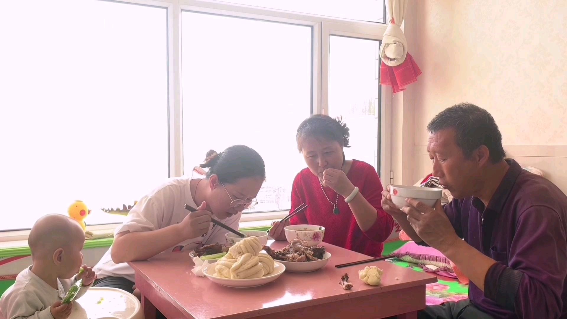 佳雨妈在村竟然买到了久久鸭,边吃边感慨,白登生活就是好