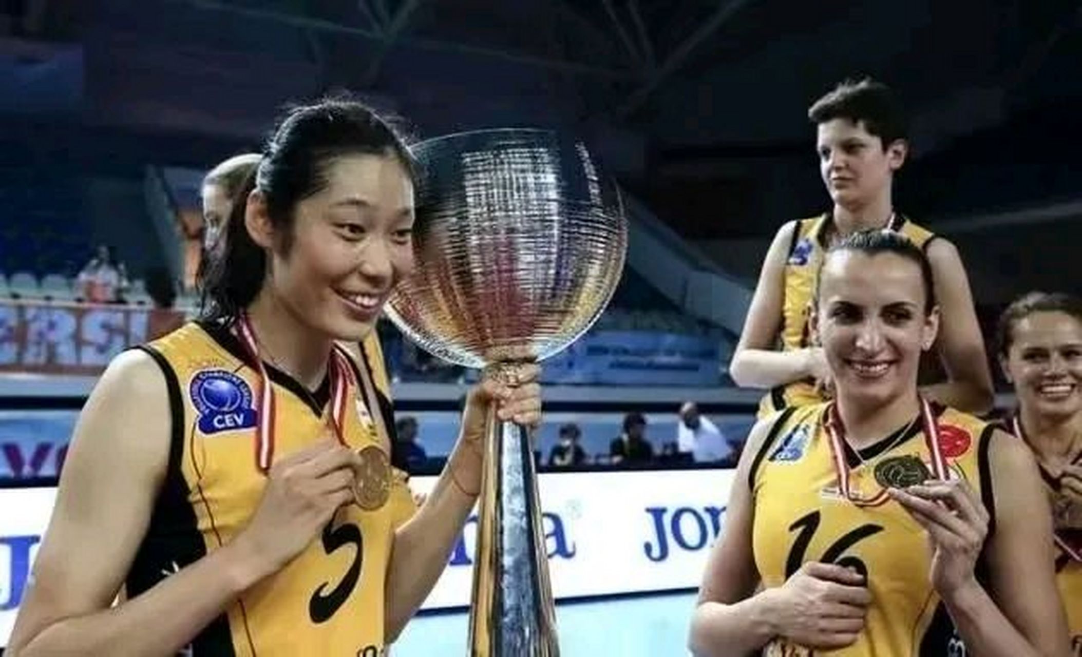 这张图片中的主角是在土耳其打女排俱乐部联赛时的朱婷,再看看图片