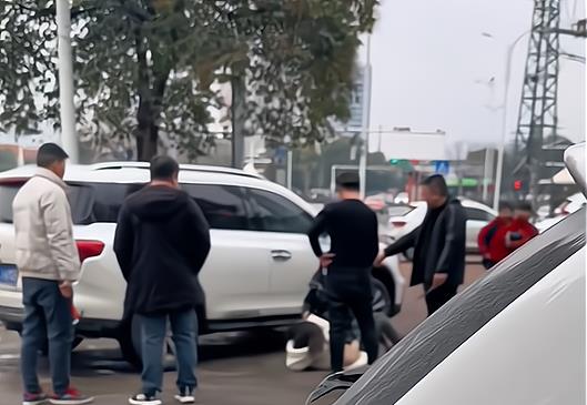 河南:丈夫好像出轨,原配恼怒骑在小三身上,边打边骂很解气