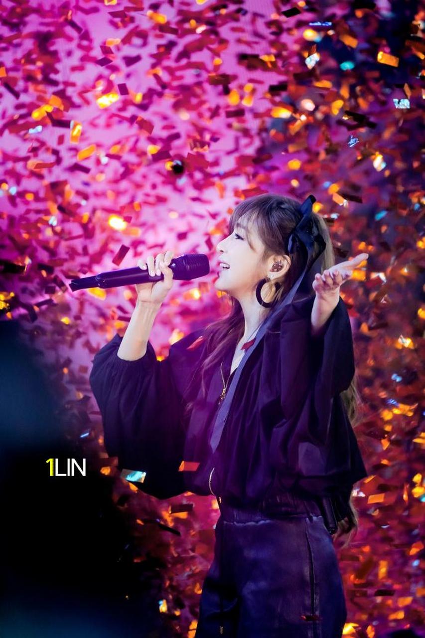 深圳活动现场,王心凌唱歌时舞台上空飘落下许多氛围彩带,灯光映照如梦