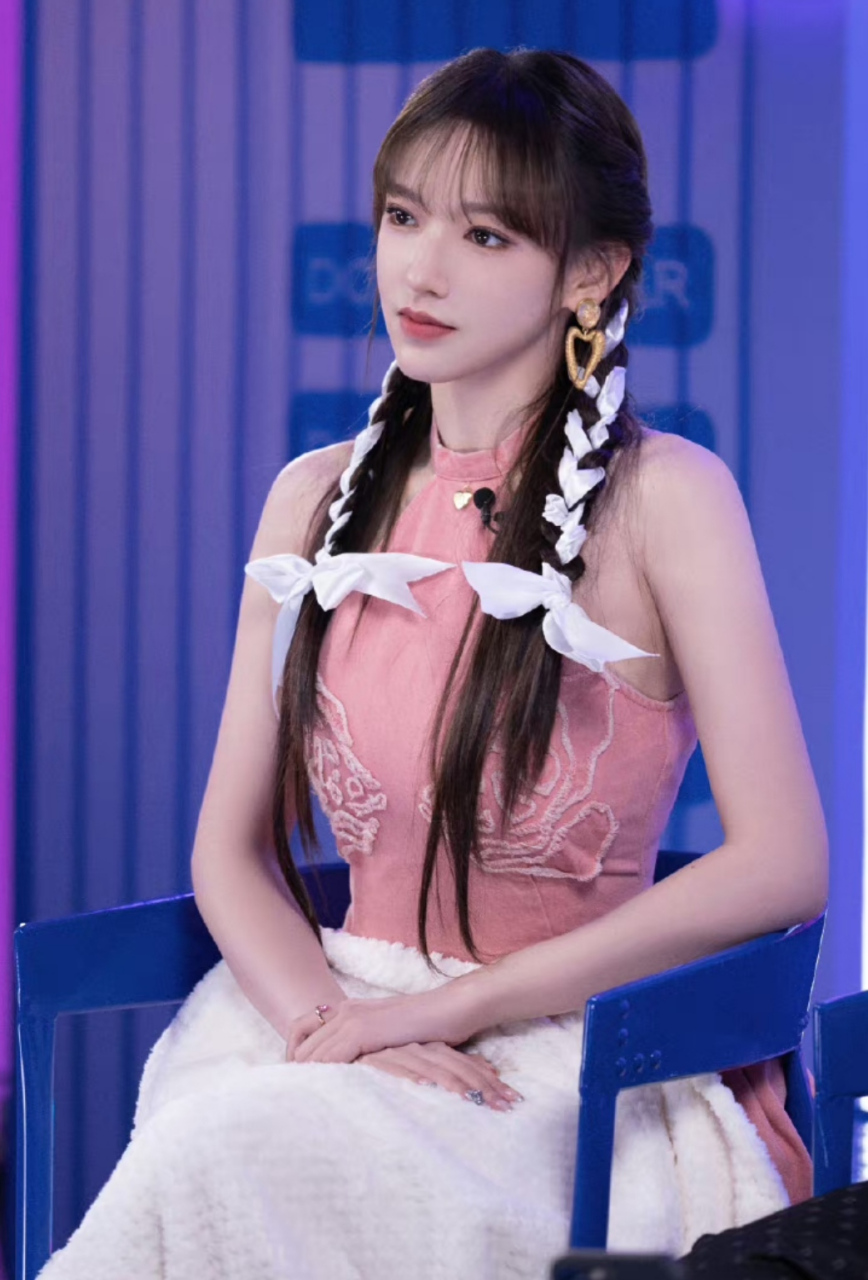 活动近照状态特别好,尤其是发型很加分,丝带编发让程潇看起来十分甜美