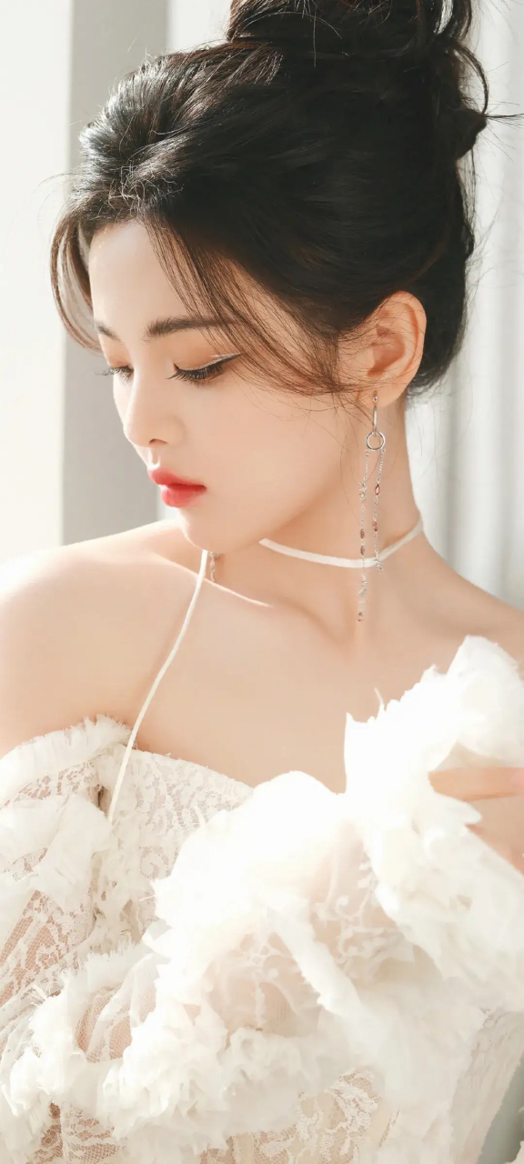 杨超越|蕾丝白裙写真分享