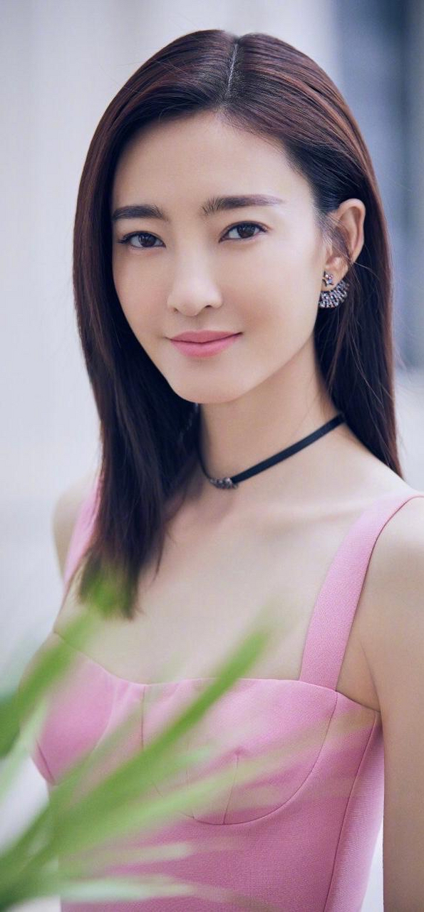 王丽坤太瘦了,像极了美人鱼.