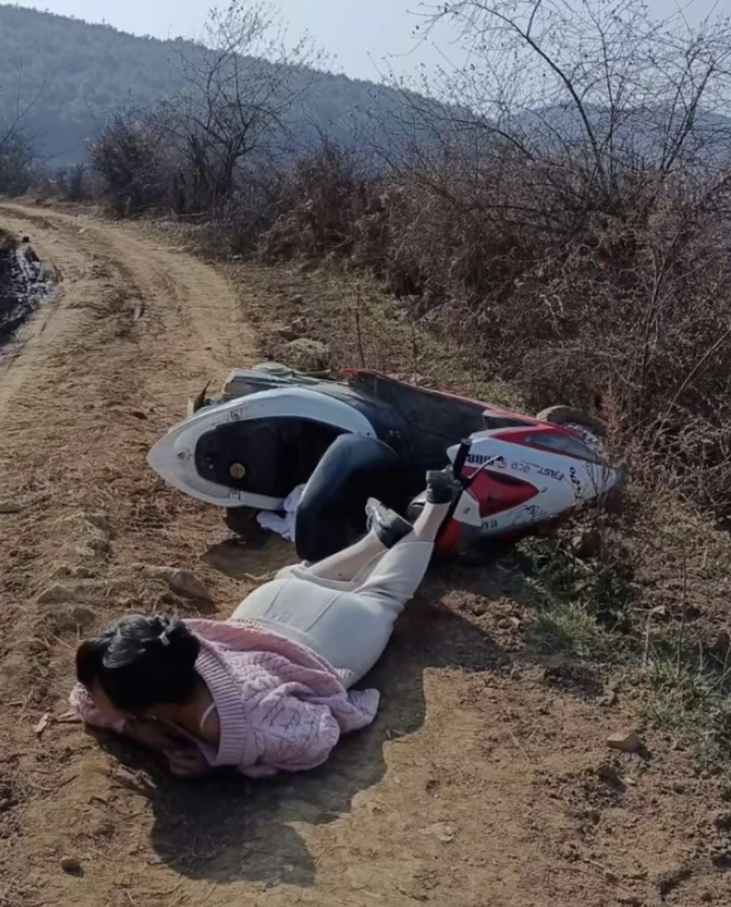 今天在乡下,看见一女的骑车摔地上了要去扶一下吗?
