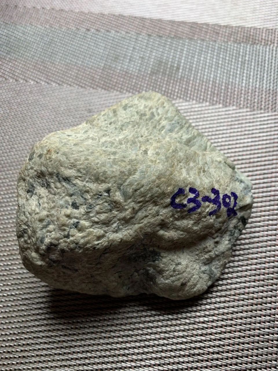 翡翠原石# #点击头像看直播# 610克莫西沙白岩沙,天空蓝牌子料,皮壳