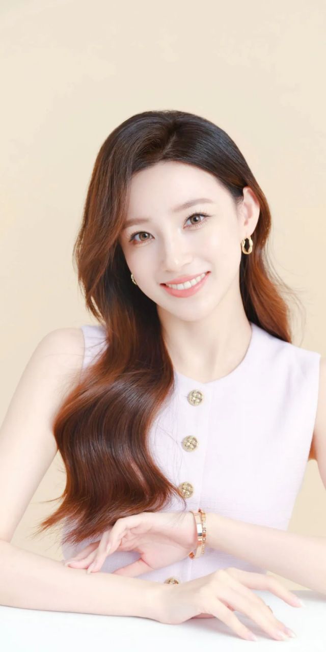 温柔大方,散发优雅的知性美. #明星动态# #明星穿搭# #马凡舒