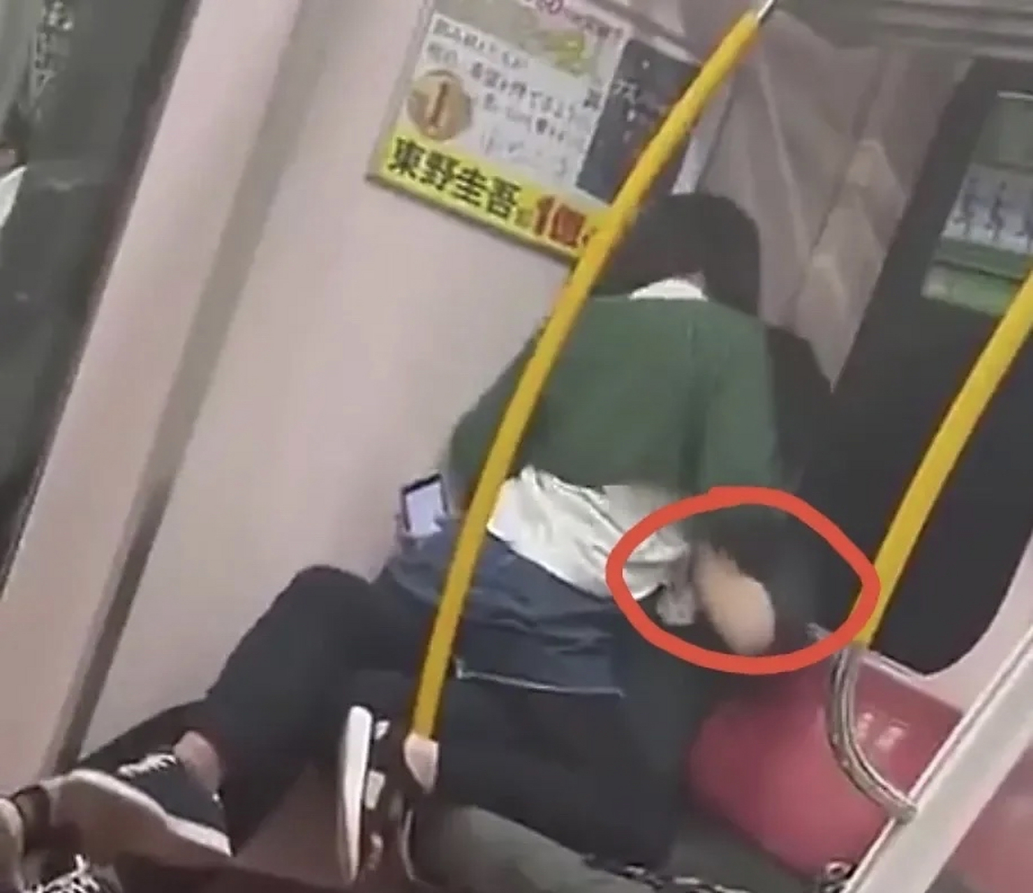 地铁上一男一女,男生坐在座位上,女生骑在男人身上,男子的手不断的在