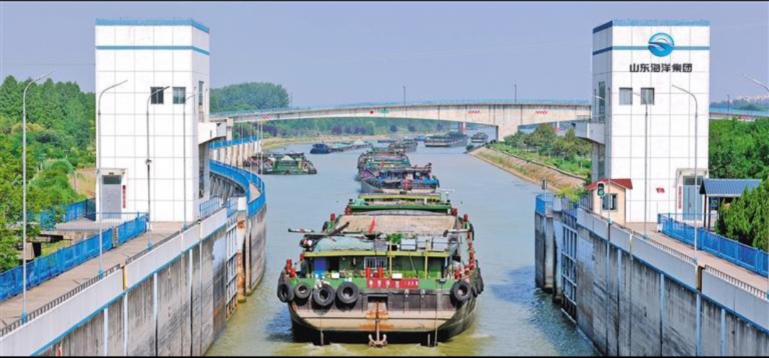 6月24日,满载电煤的运输船驶出京杭大运河山东省枣庄市台儿庄船闸