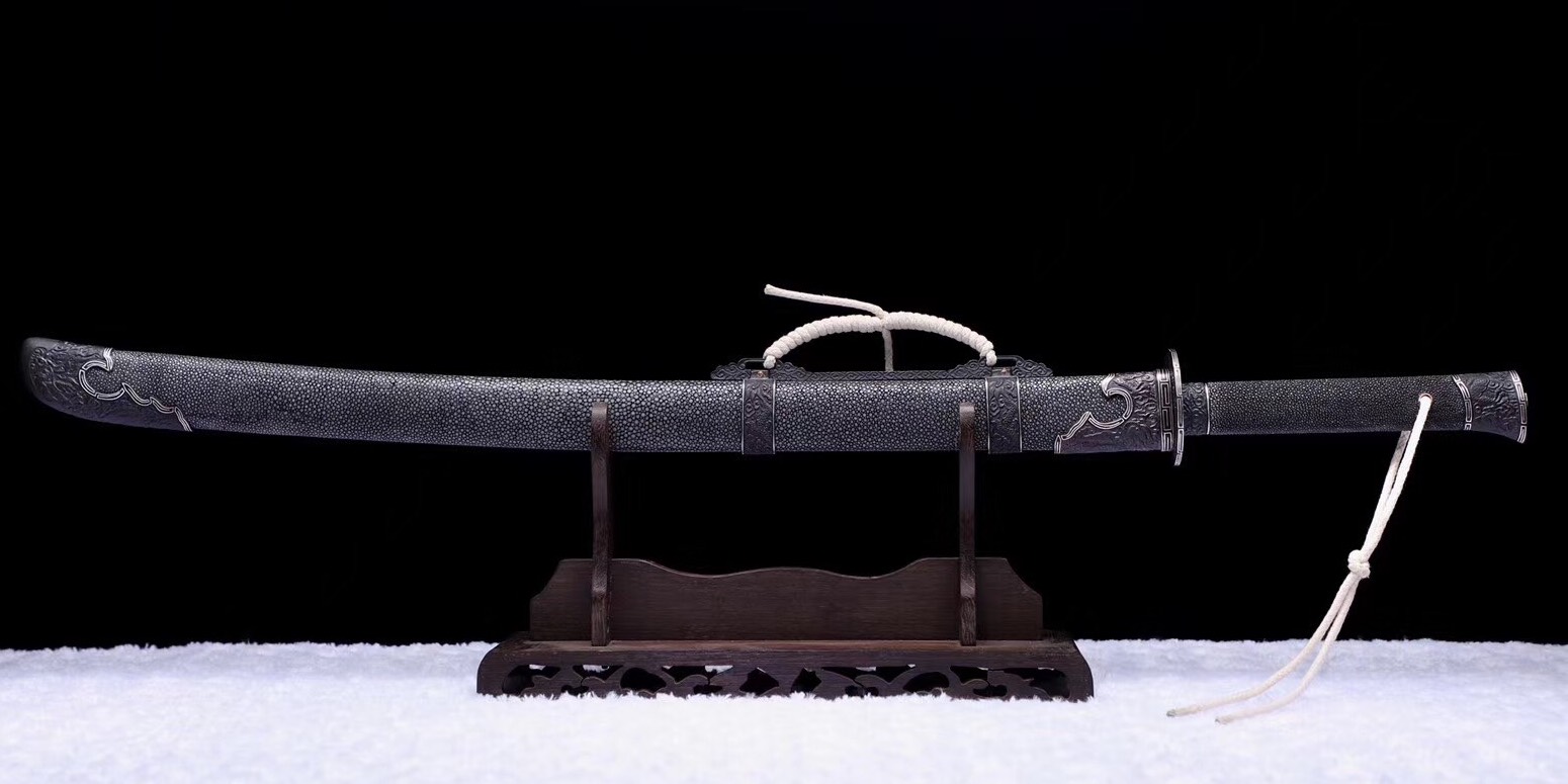 刀身采用草钢混合毛铁折叠锻打至18000层,夹钢复合,纯手工一级精研