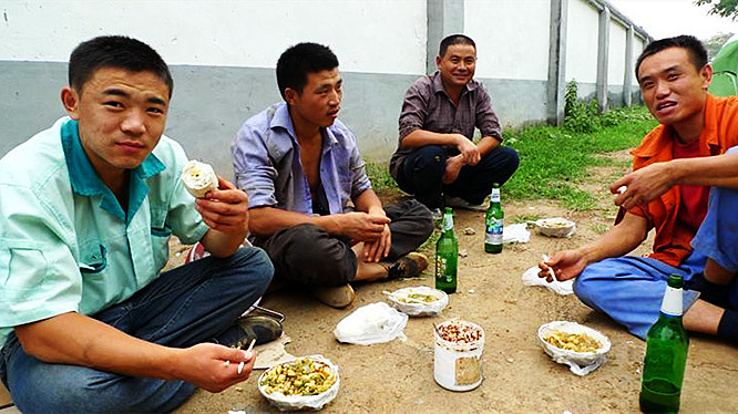 为何干建筑的农民工,日常喜欢聚堆喝酒?至少为他们解了难言之隐