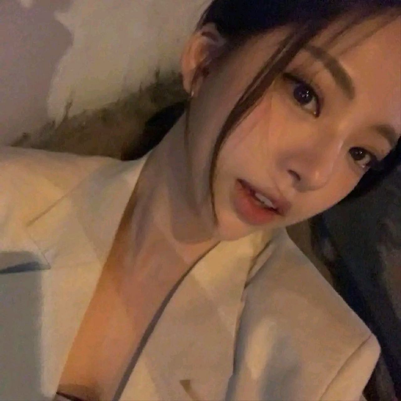 权志龙新恋情疑曝光   外网网友扒出疑似权志龙新恋情,和女生自拍背景