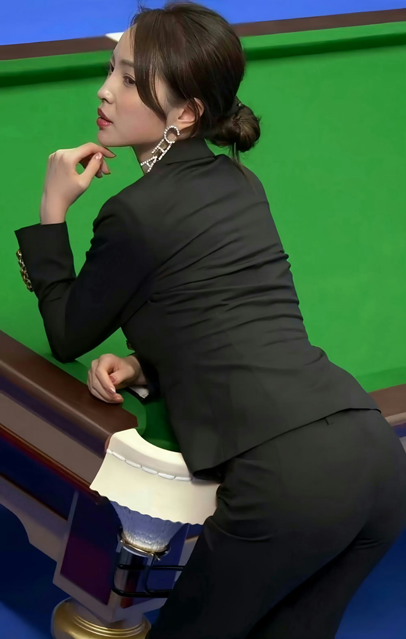 台球裁判王钟瑶 这职业装加上性感身材真的是太犯规 有这样的裁判,都