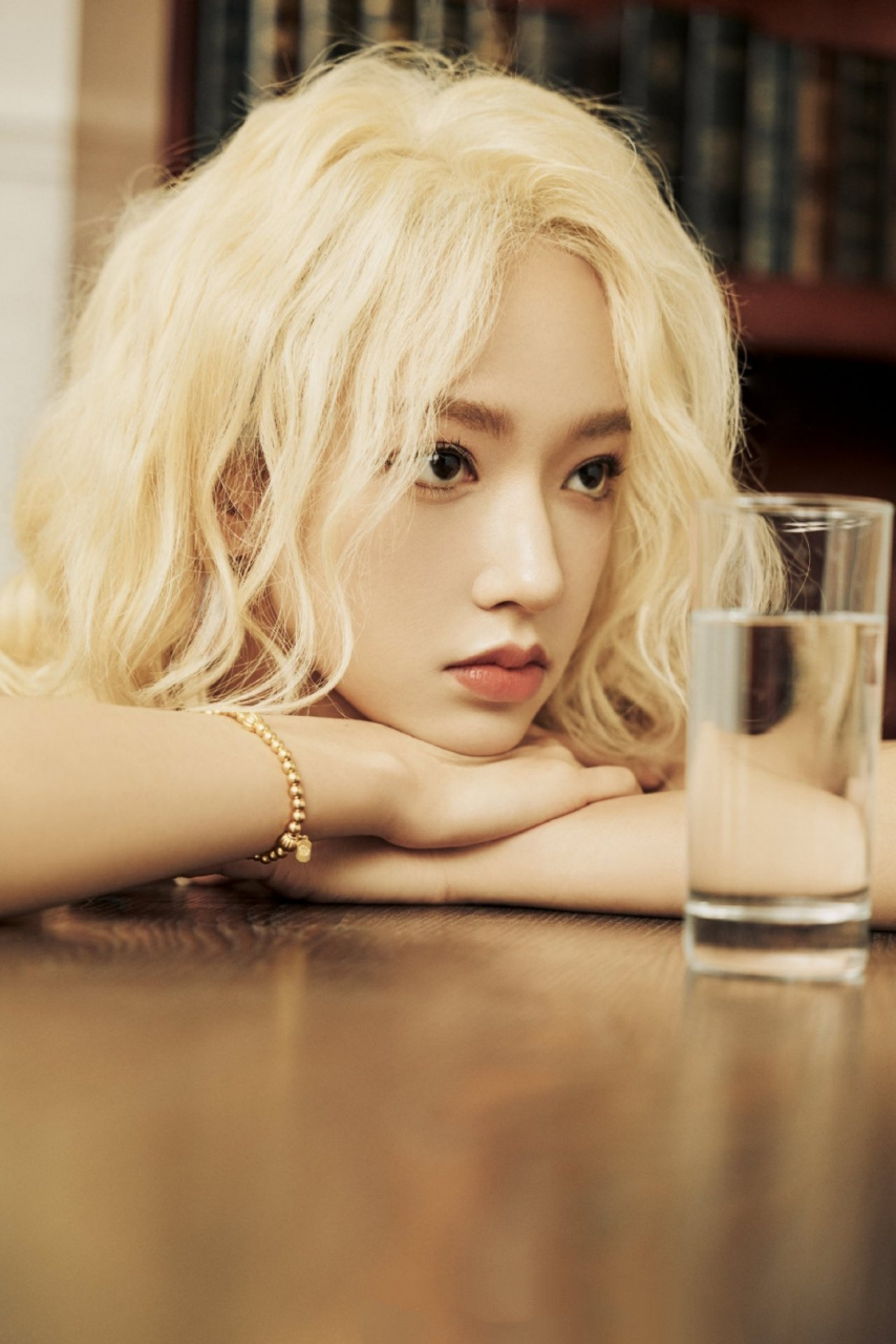 程潇# 金黄色大波浪卷发披肩,性感迷人的红色嘴唇,甜美酷辣,风情万种