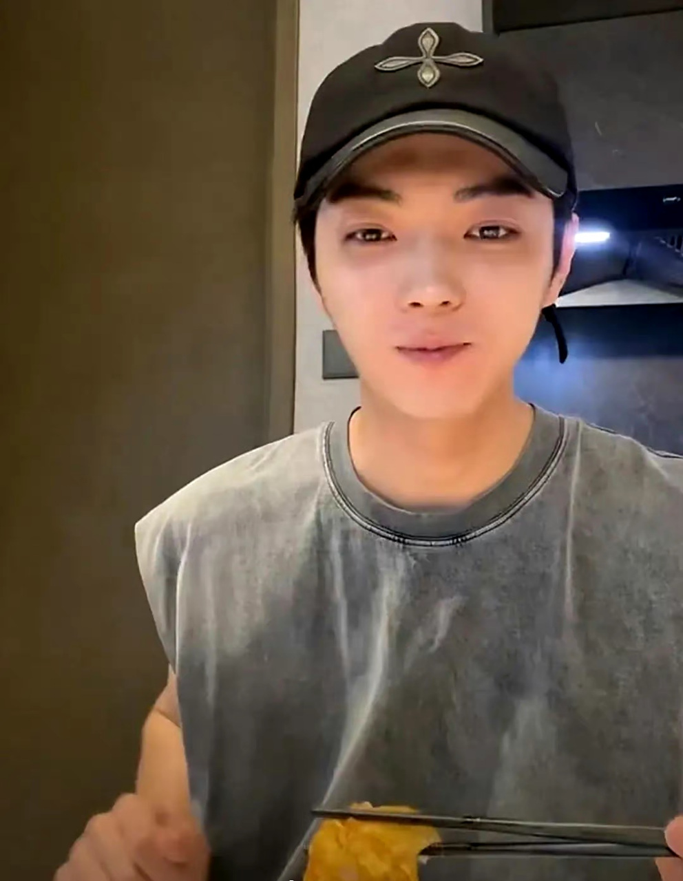 娱乐星爆闻# 许凯素颜直播吃晚饭,脸比女生还小,难怪那么多导演找他