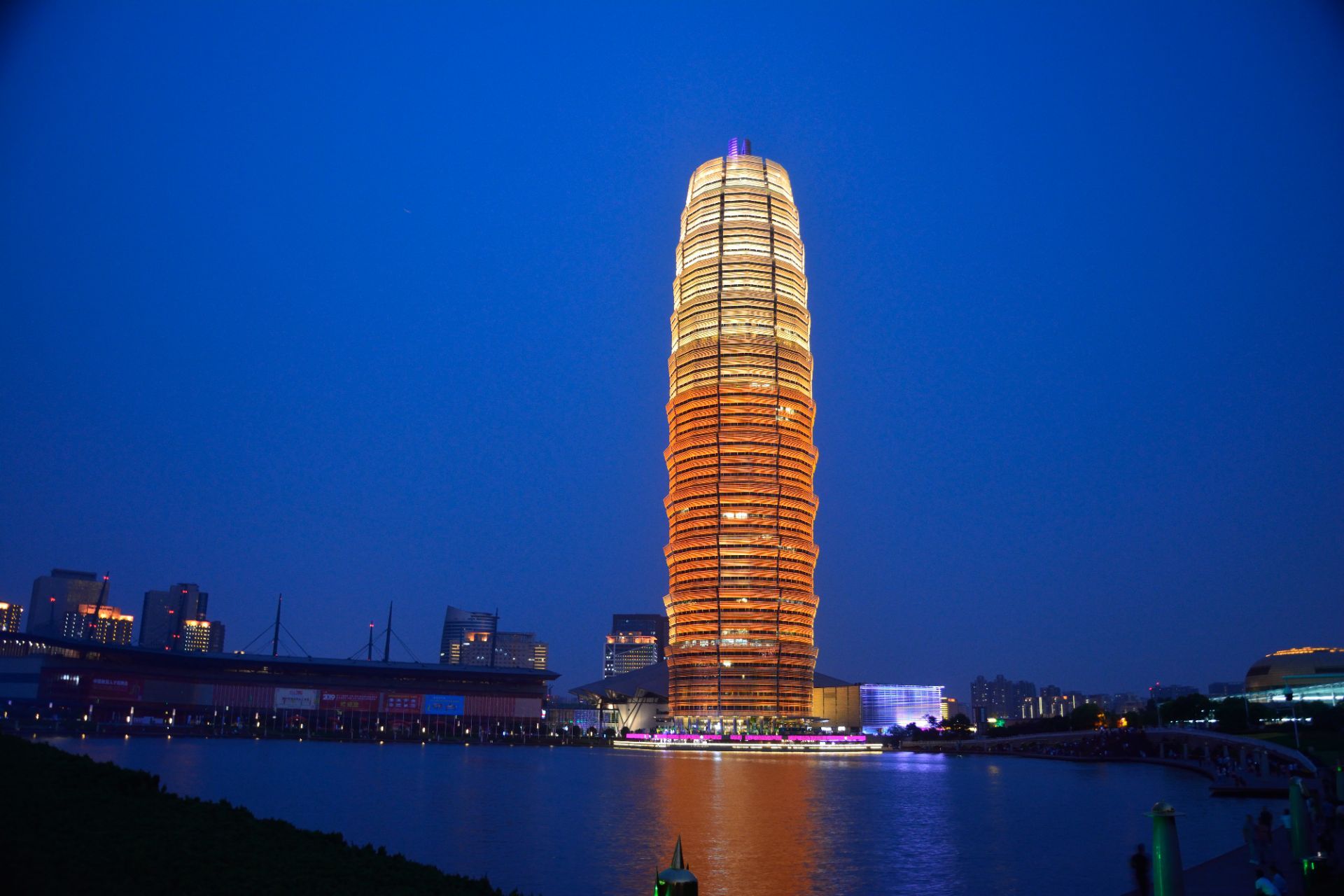 河南的千禧广场是一座集购物,餐饮,娱乐等功能于一体的现代化商业中心