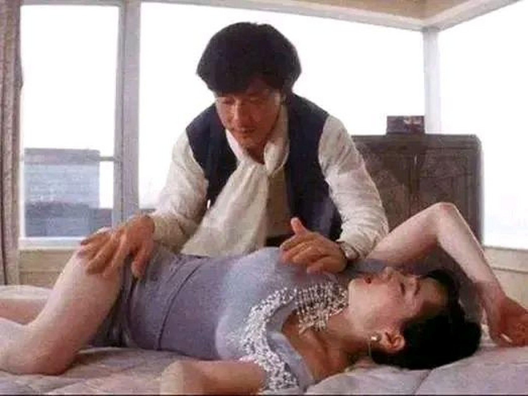 1992年,成龙和利智在电影《双龙会》中的两张剧照,画面十分香艳,这要