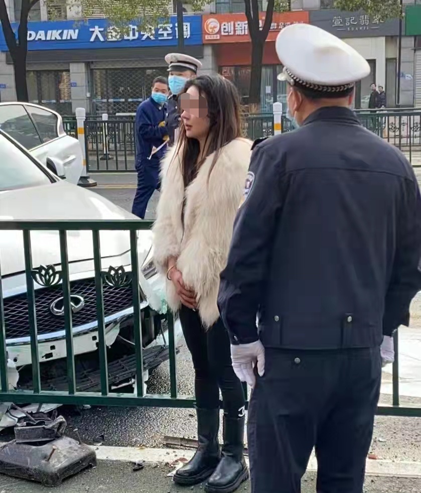 常州一轿车被金属护栏贯穿,年仅22岁女孩头部被刺中,不幸身亡