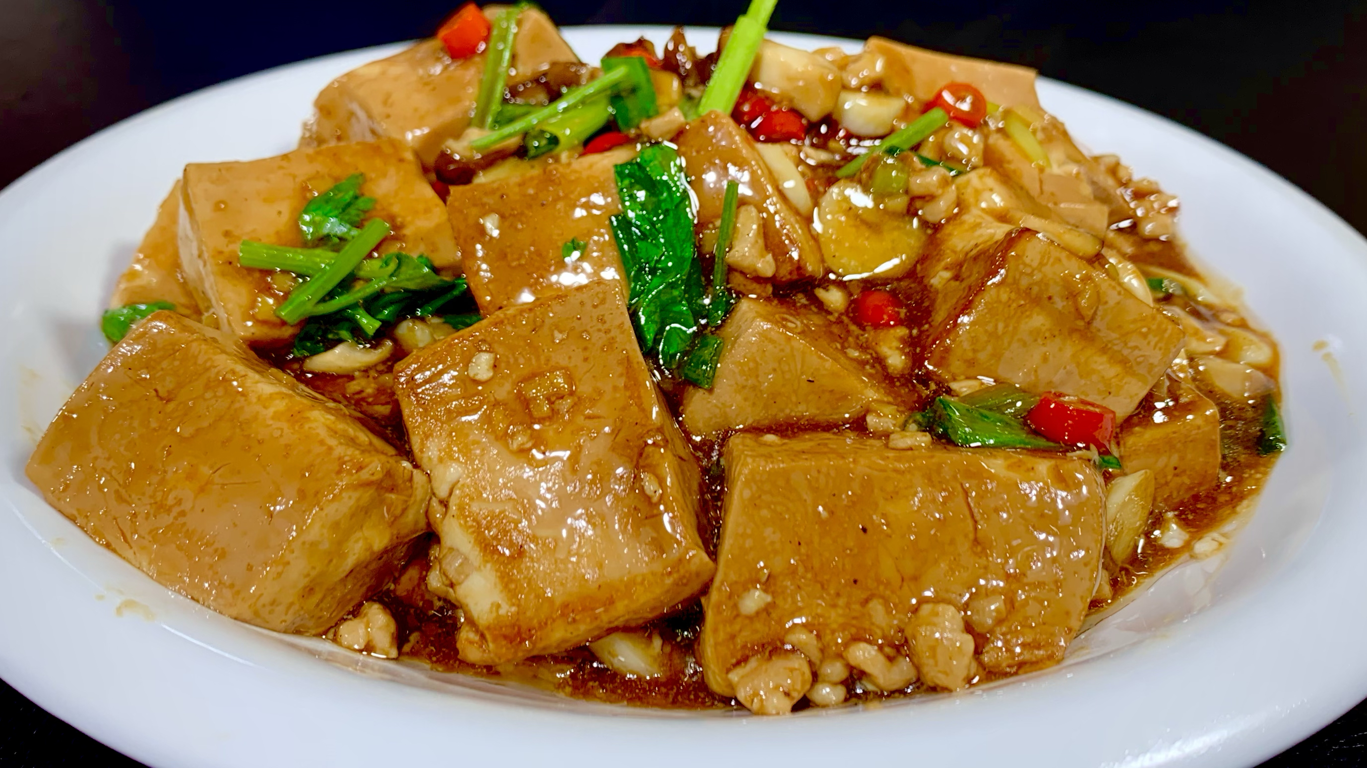 炒红烧豆腐时，不要焯水才好吃，多做两步骤，鲜嫩入味，开胃下饭