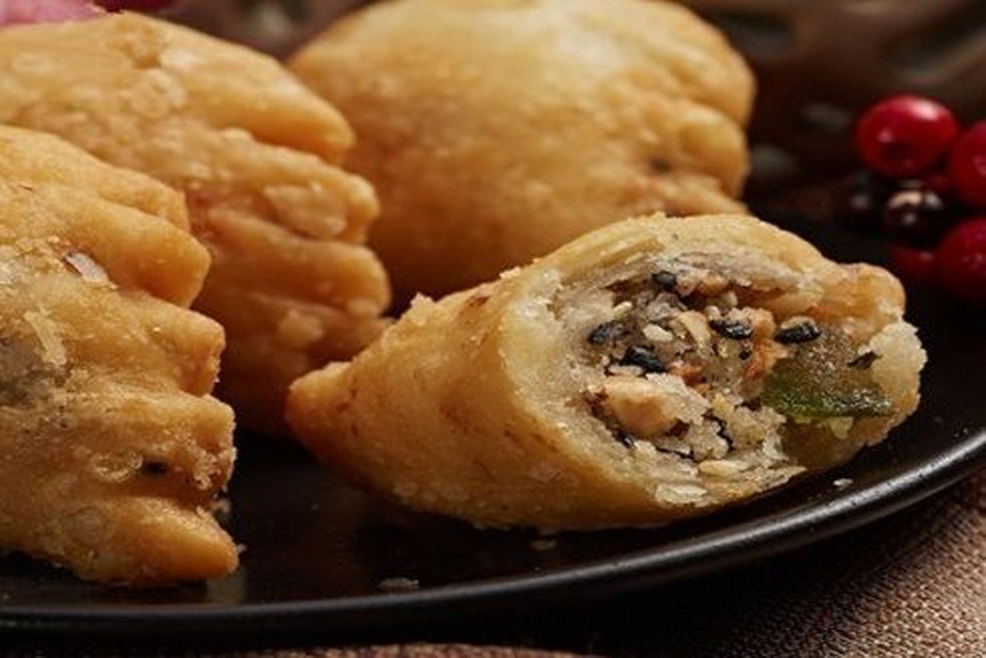 酥饺是一种闽南的特色传统小吃. 酥饺既好看又酥香.