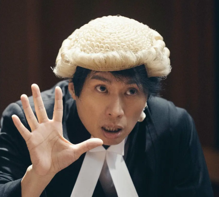 62岁栋笃笑始祖黄子华近况曝光,与圈外朋友相聚,开心谈吉他唱歌