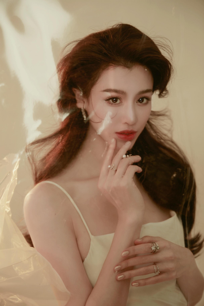 葛天,1990年12月25日出生于山东省济南市,中国内地影视女演员,毕业于