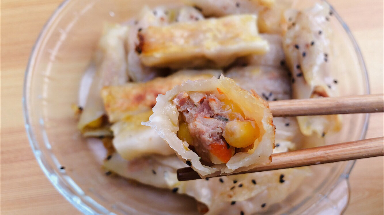 想吃锅贴自己做,今天做了蟹排鲜肉锅贴,晚上一口鲜香美味