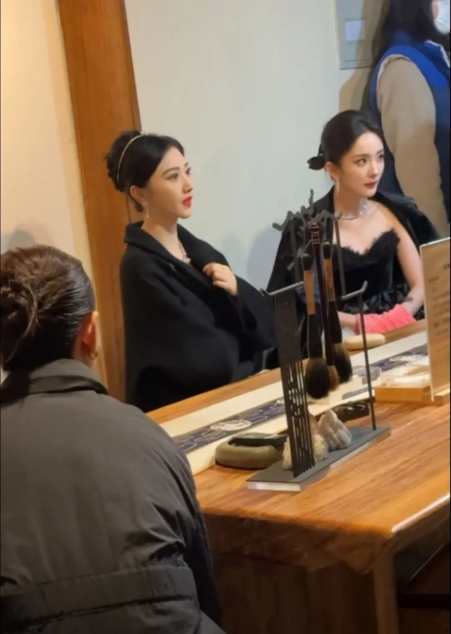 景甜和杨幂这张后台随拍, 真的很考验人.