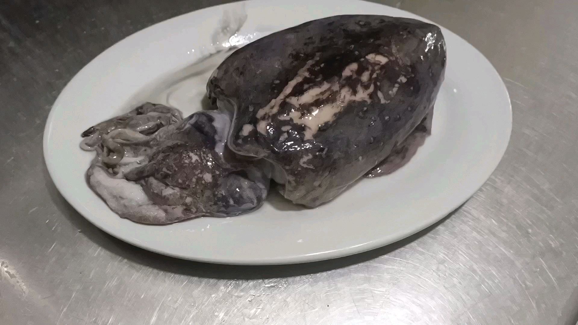 舟山饭店里的墨鱼。味道鲜美,做法简单又好吃